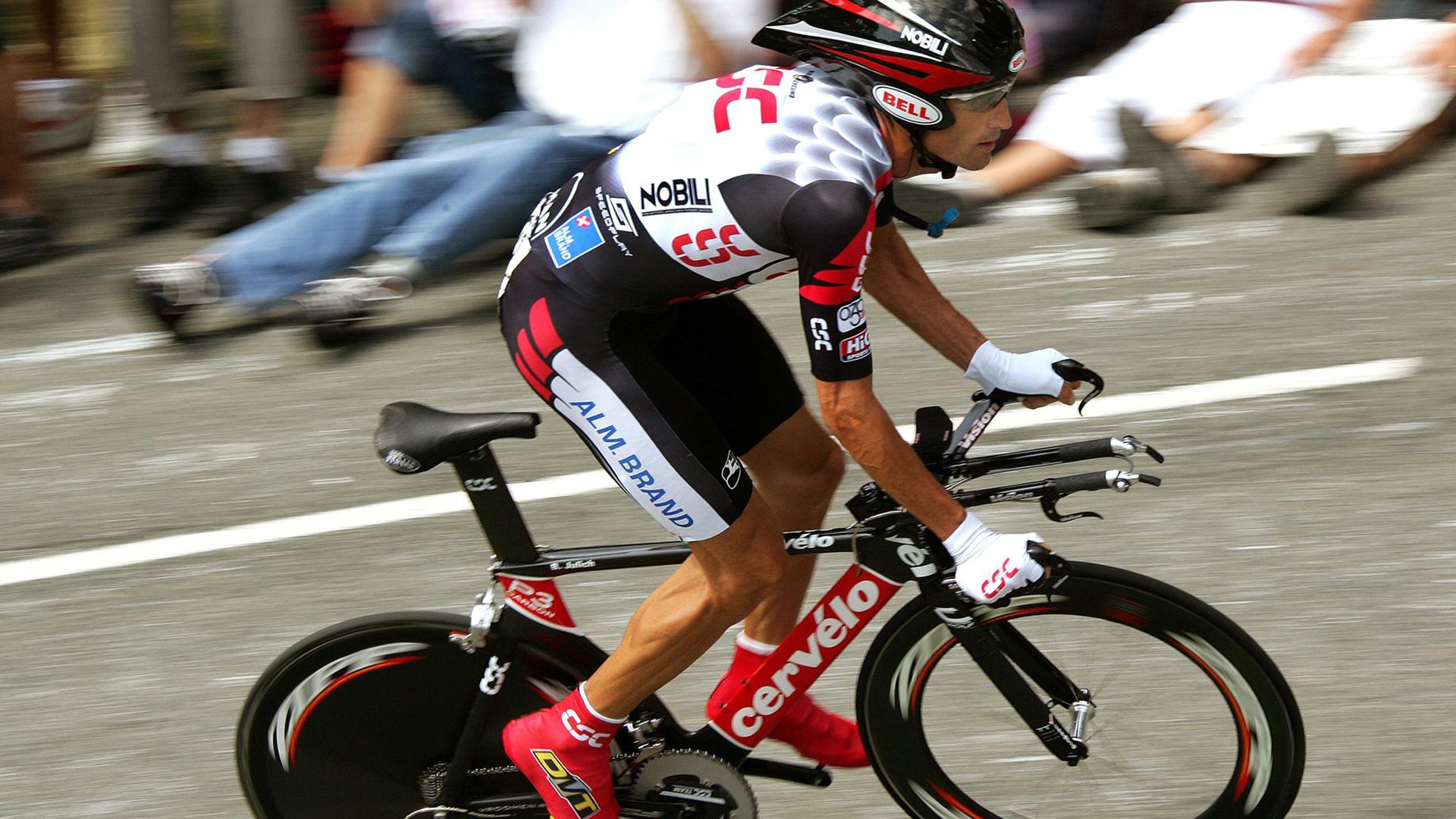 kaiyun.com-“天生的竞速者”——顶尖豪车的极限性能展示，豪华竞速技巧